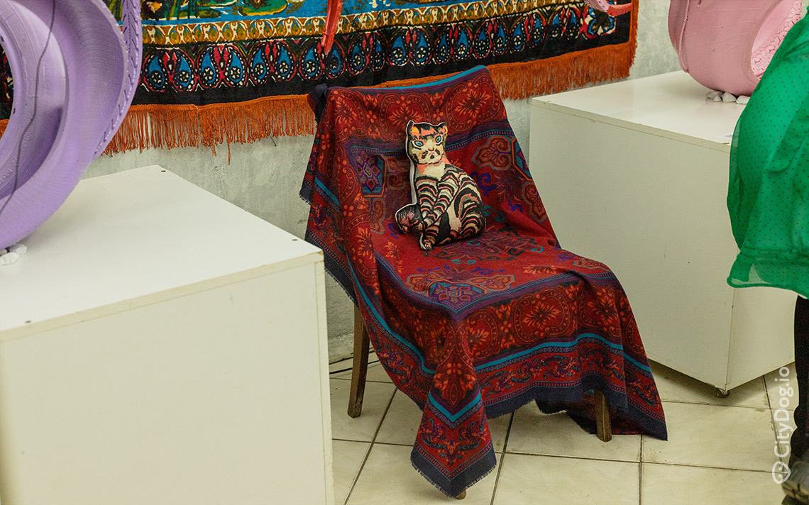 Котик-подушка на выставке «Успаміны з дзяцінства».